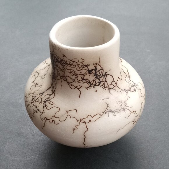 Native American Navajo Horse Hair Pottery Vase signed VAIL Mint Condition - Picture 12 of 16